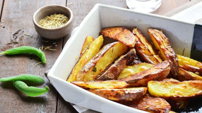 Batata rústica na airfryer: veja a receita fácil que fica igual a