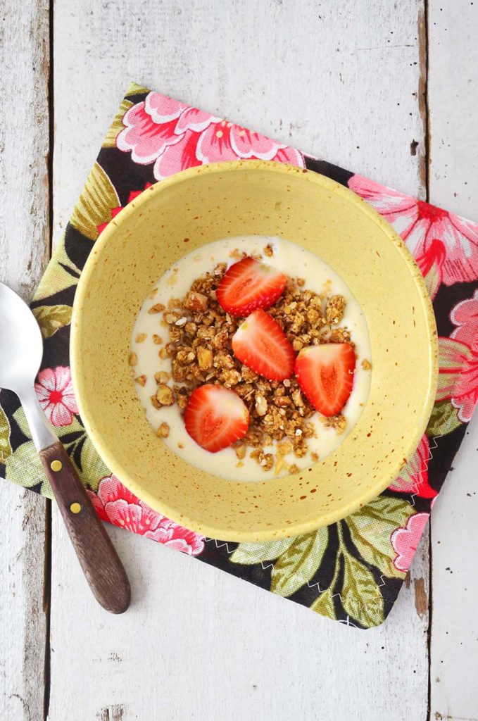 Granola com morango e tofu.