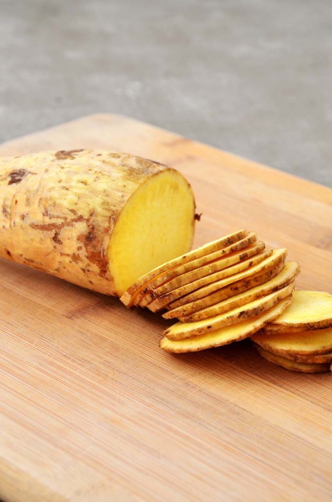 Batata doce cortada com faca afiada