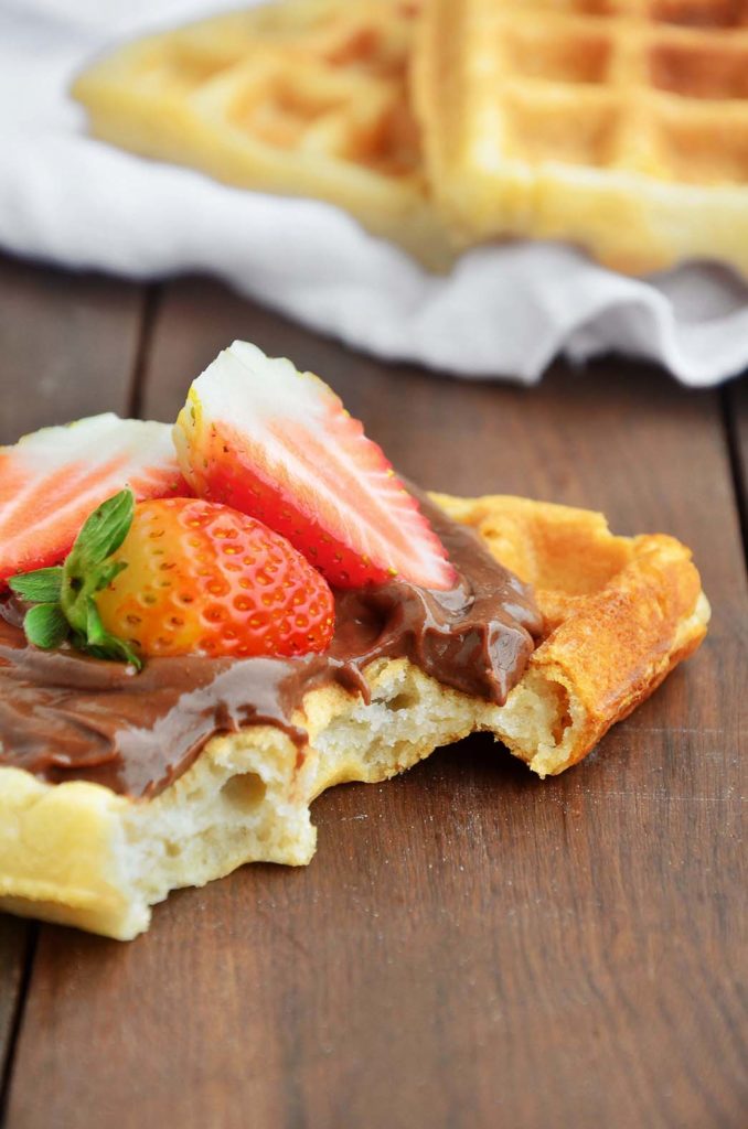 Waffle com cobertura de chocolate e morango