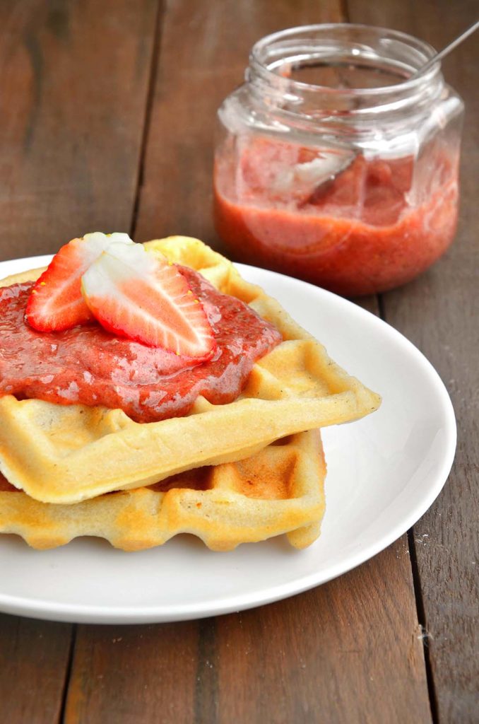 Waffle e geléia de morango caseira. #waffle #ximia #strawberryjam #gramado  #rs #pousadaquerencia