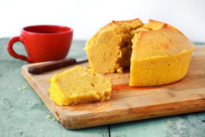 Bolo de fubá sem leite perfeito para pessoas com intolerância a lactose!