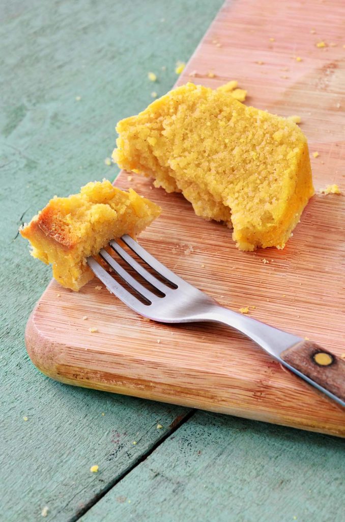 Pedaço de bolo de fubá orgânico